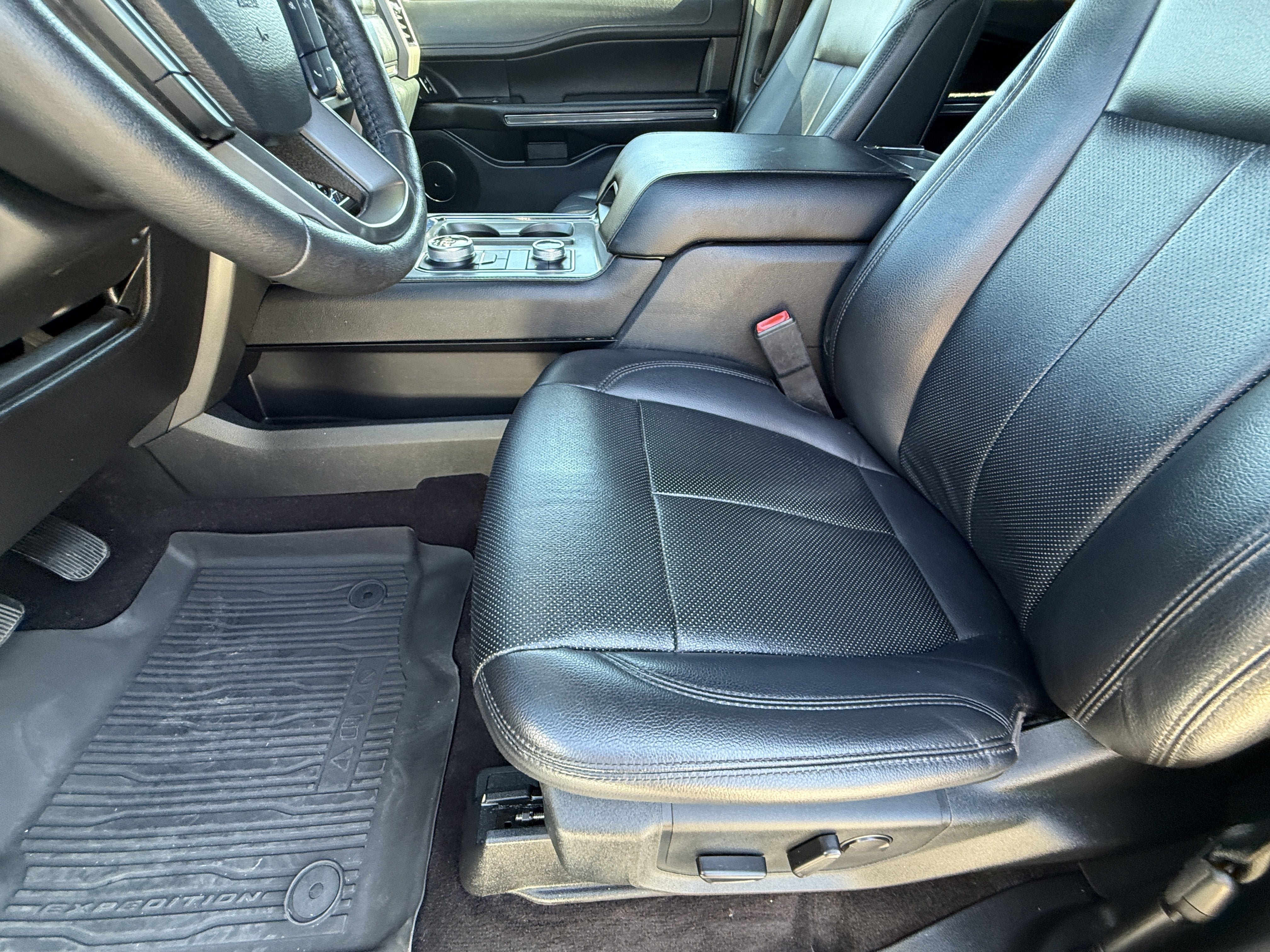 Used 2020 Ford Expedition XLT w/ Equipment Group 202A AWD/4WD image 20