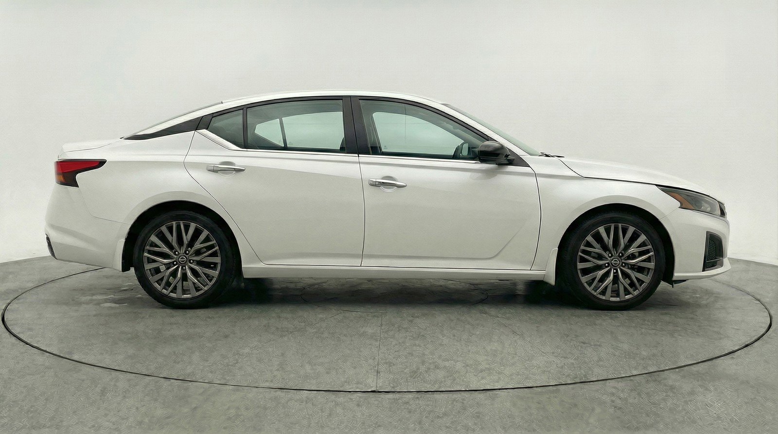 Used 2025 Nissan Altima 2.5 SV image 11