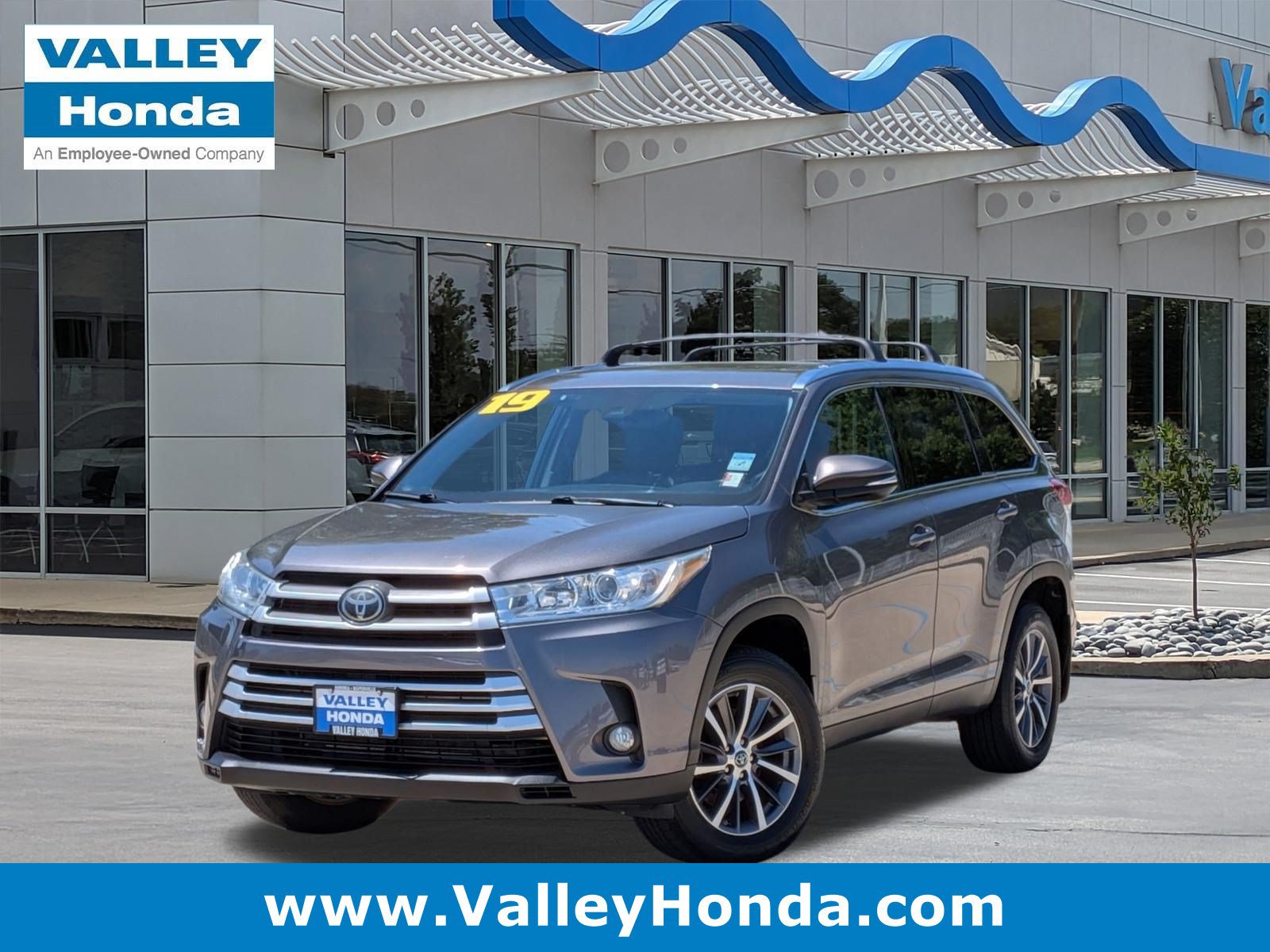Used 2019 Toyota Highlander XLE AWD/4WD image 1