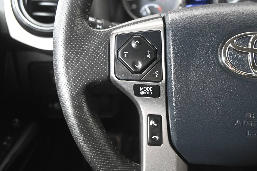 Used 2020 Toyota Tacoma SR5 AWD/4WD image 32