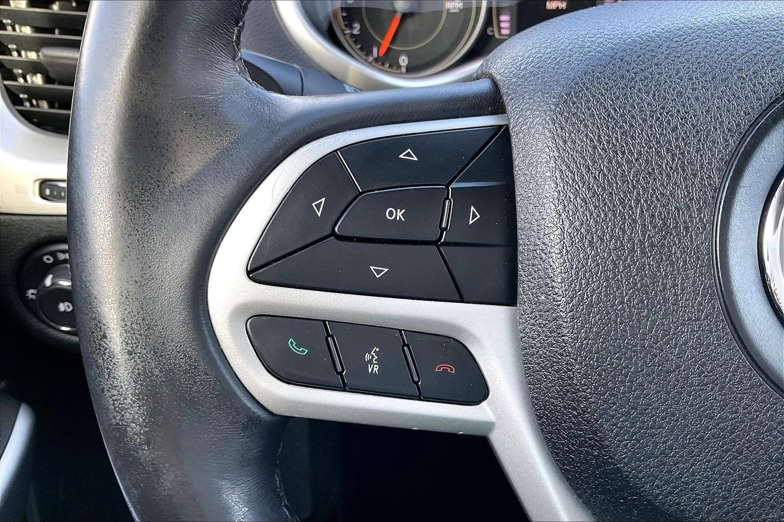 Used 2018 Jeep Cherokee Latitude Plus w/ Comfort/Convenience Group image 18