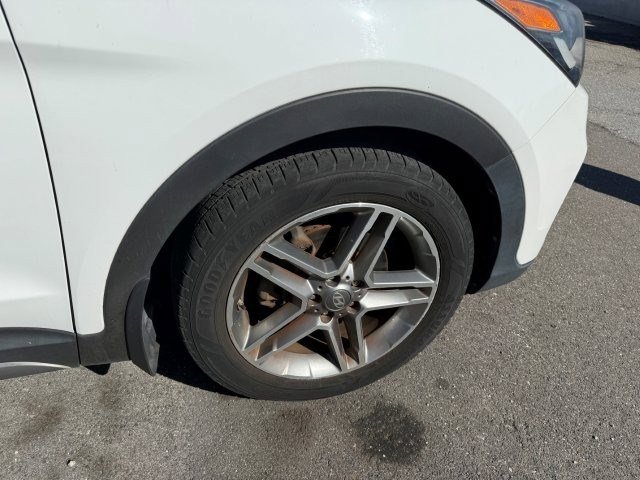 Used 2017 Hyundai Santa Fe Limited FWD image 9