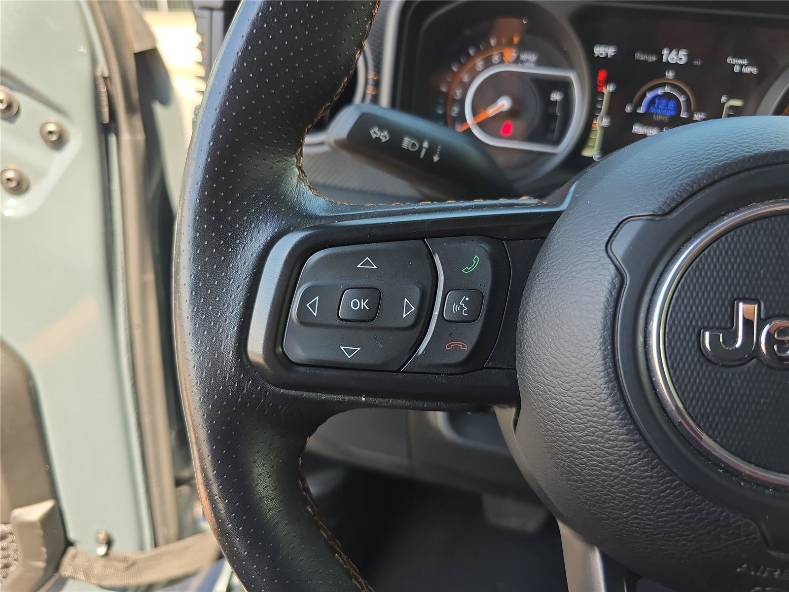 Used 2024 Jeep Gladiator Mojave w/ Technology Group AWD/4WD image 32