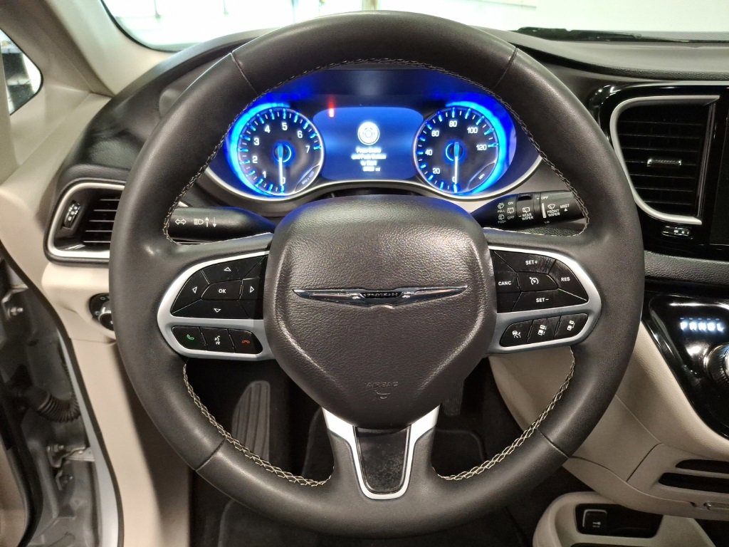 Used 2024 Chrysler Pacifica Touring-L image 19