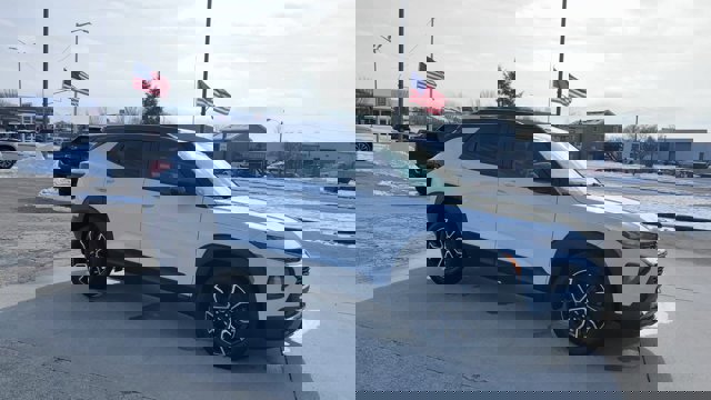 Used 2021 Chevrolet TrailBlazer ACTIV w/ Technology Package image 2