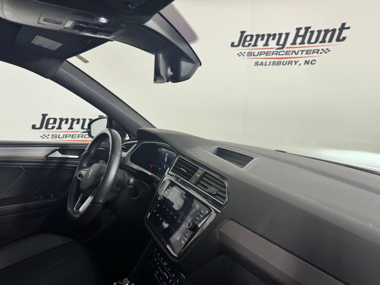 Used 2024 Volkswagen Tiguan SE R-Line image 31