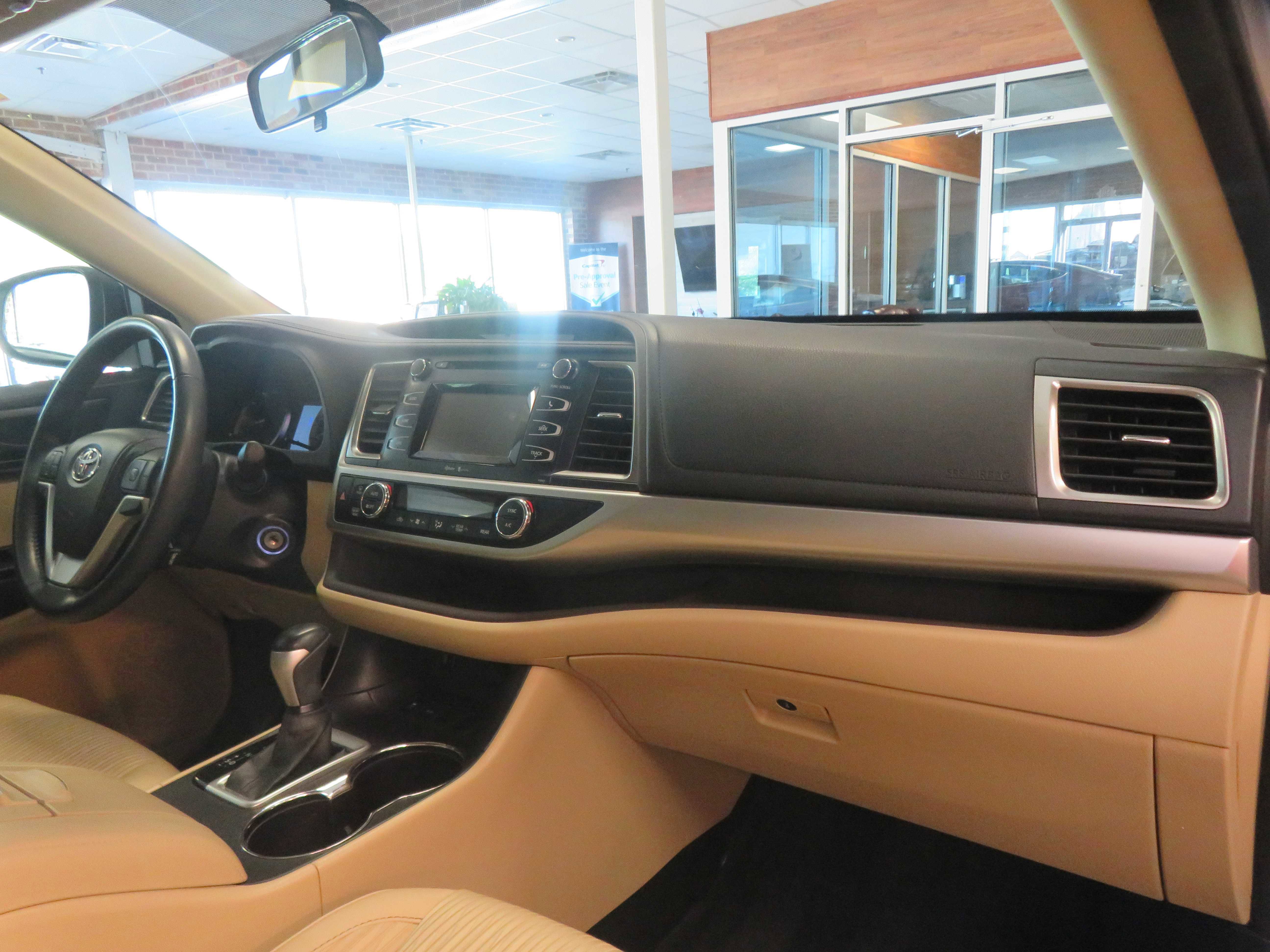 Used 2014 Toyota Highlander Plus FWD image 30