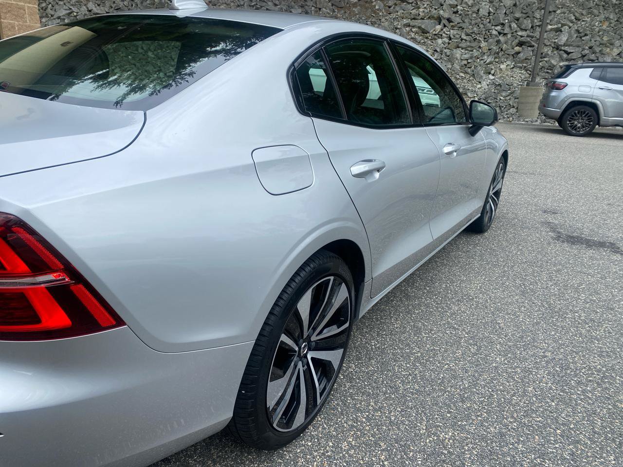 Used 2022 Volvo S60 B5 Momentum w/ Premium Package AWD/4WD image 32