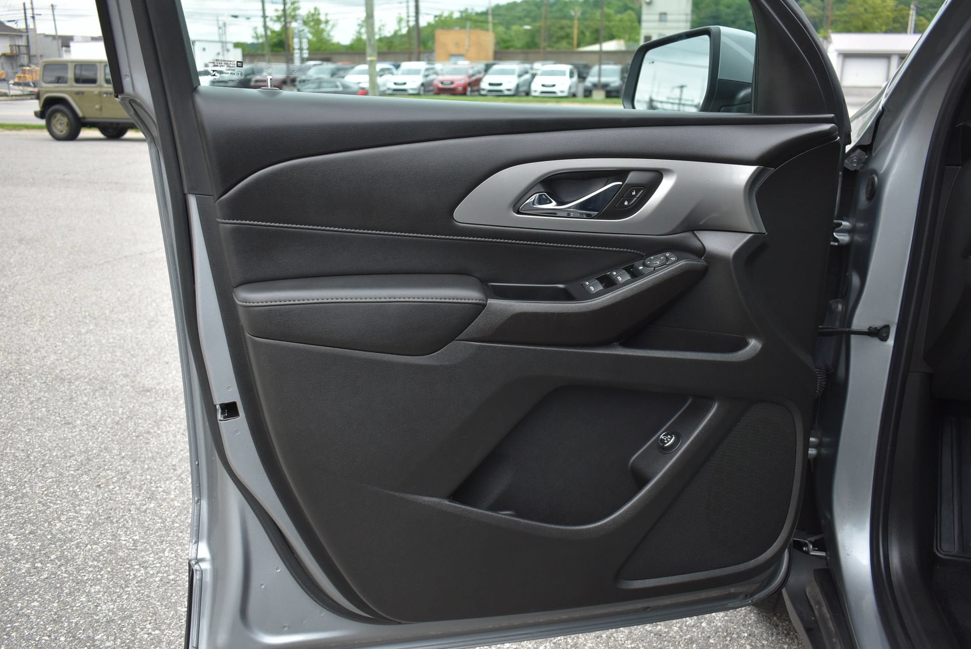 Used 2023 Chevrolet Traverse LT FWD image 11