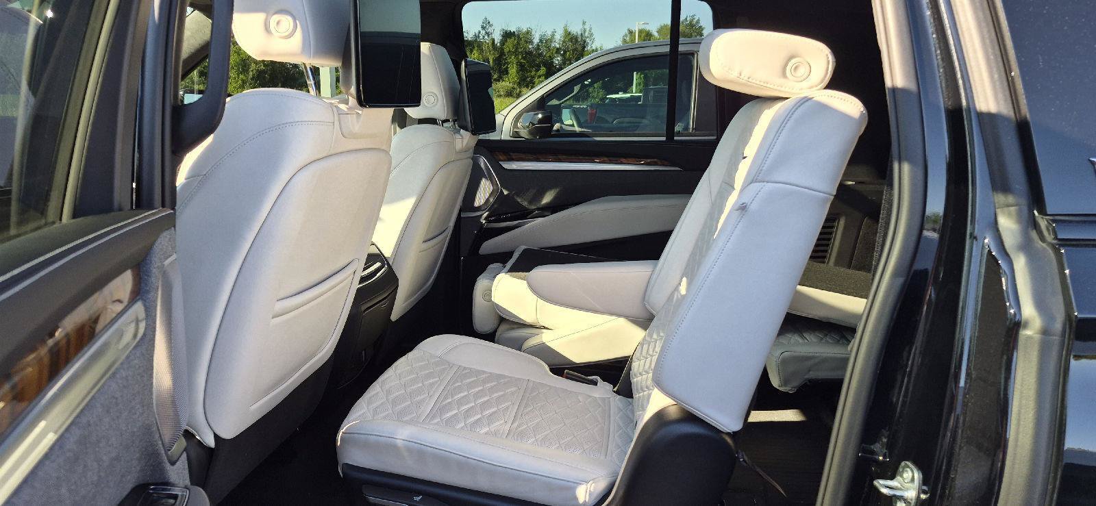 Used 2025 Cadillac Escalade ESV Sport Platinum w/ LPO, Floor Liner Package AWD/4WD image 7
