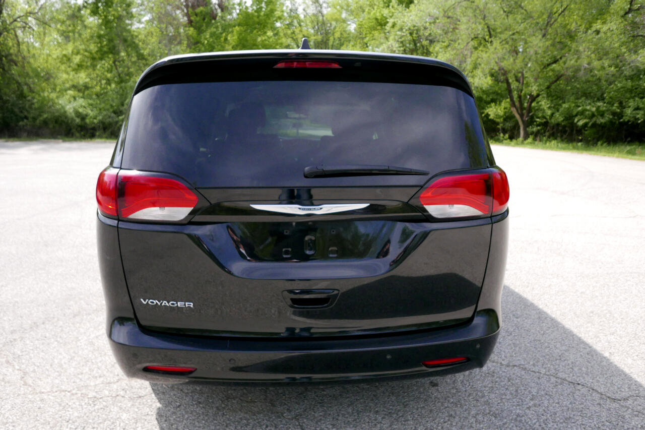 Used 2022 Chrysler Voyager LX image 7