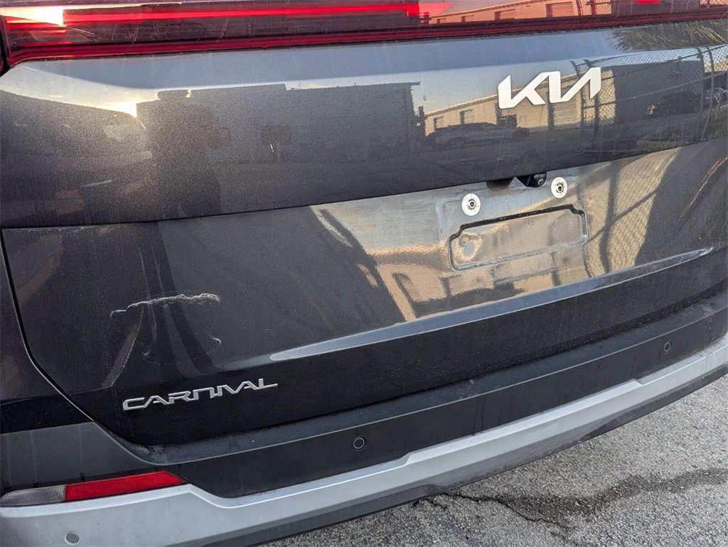 Used 2025 Kia Carnival EX image 11