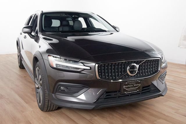 Certified 2025 Volvo V60 B5 Cross Country Plus AWD/4WD image 3