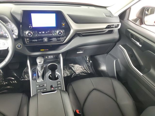 Used 2025 Toyota Highlander XLE image 18