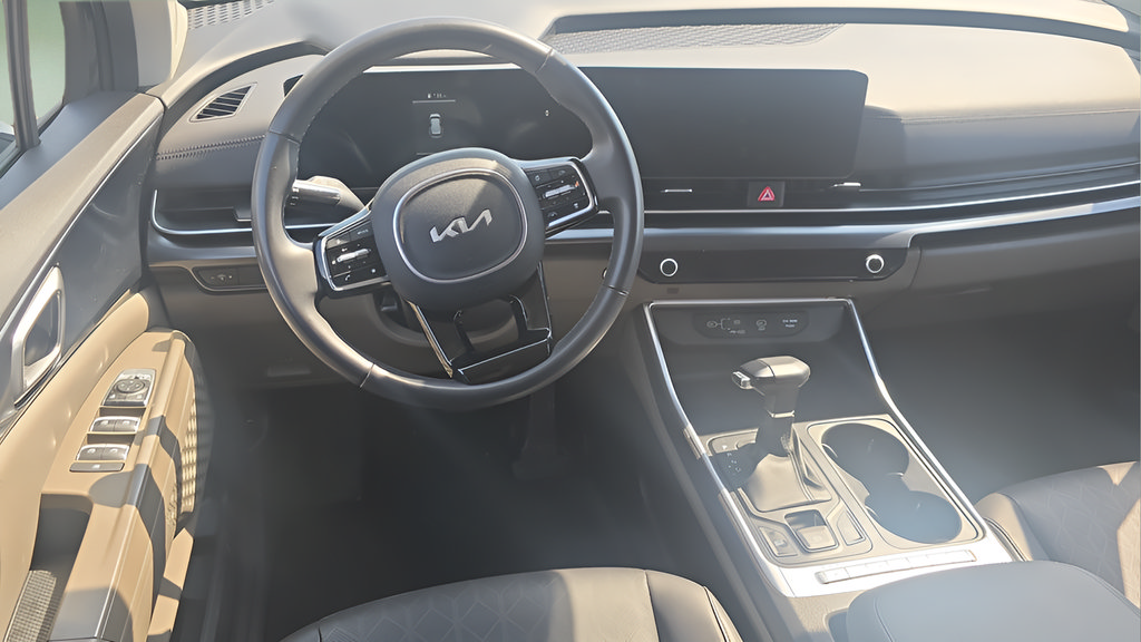 Used 2025 Kia Carnival FWD image 16
