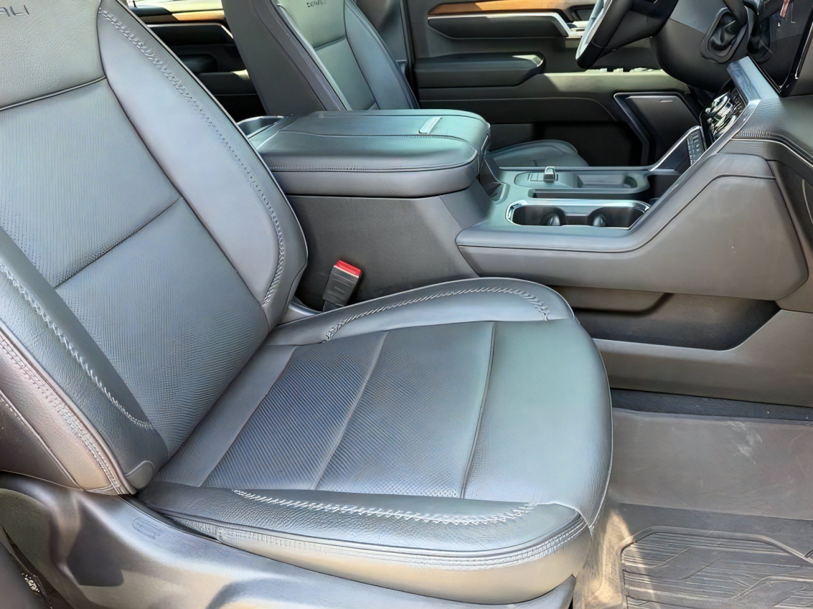 Used 2024 GMC Sierra 3500 Denali w/ Technology Package AWD/4WD image 11