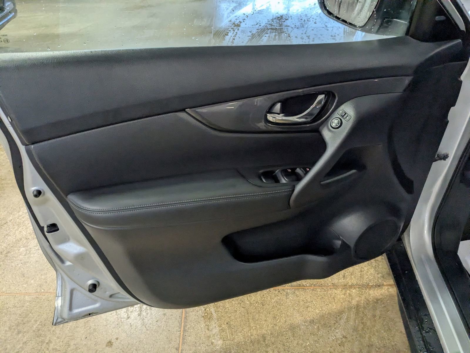 Used 2017 Nissan Rogue SV image 24