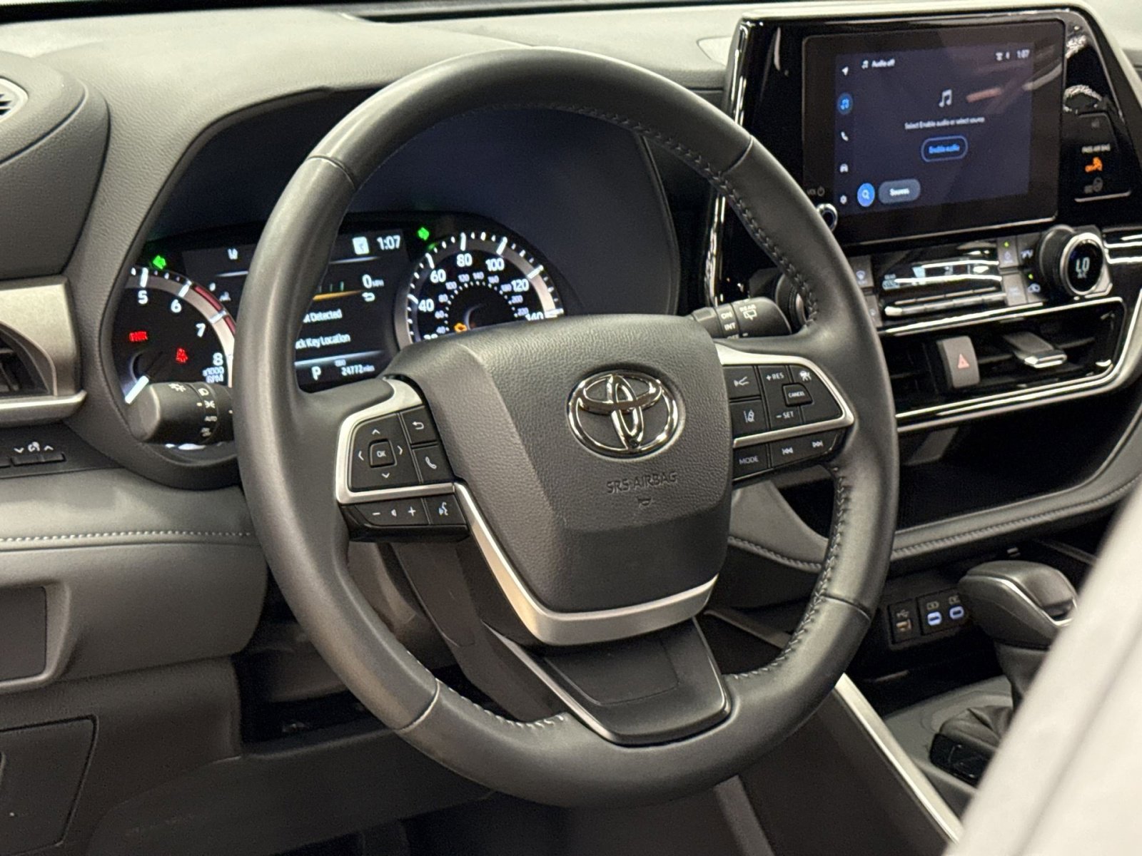 Used 2025 Toyota Highlander LE FWD image 17