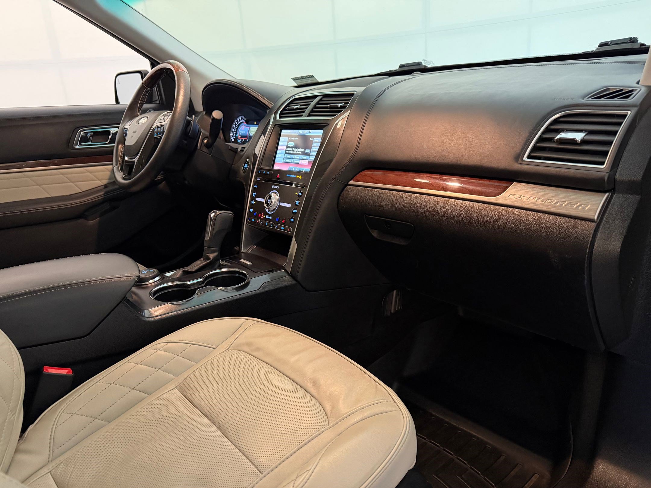 Used 2016 Ford Explorer Platinum AWD/4WD image 33