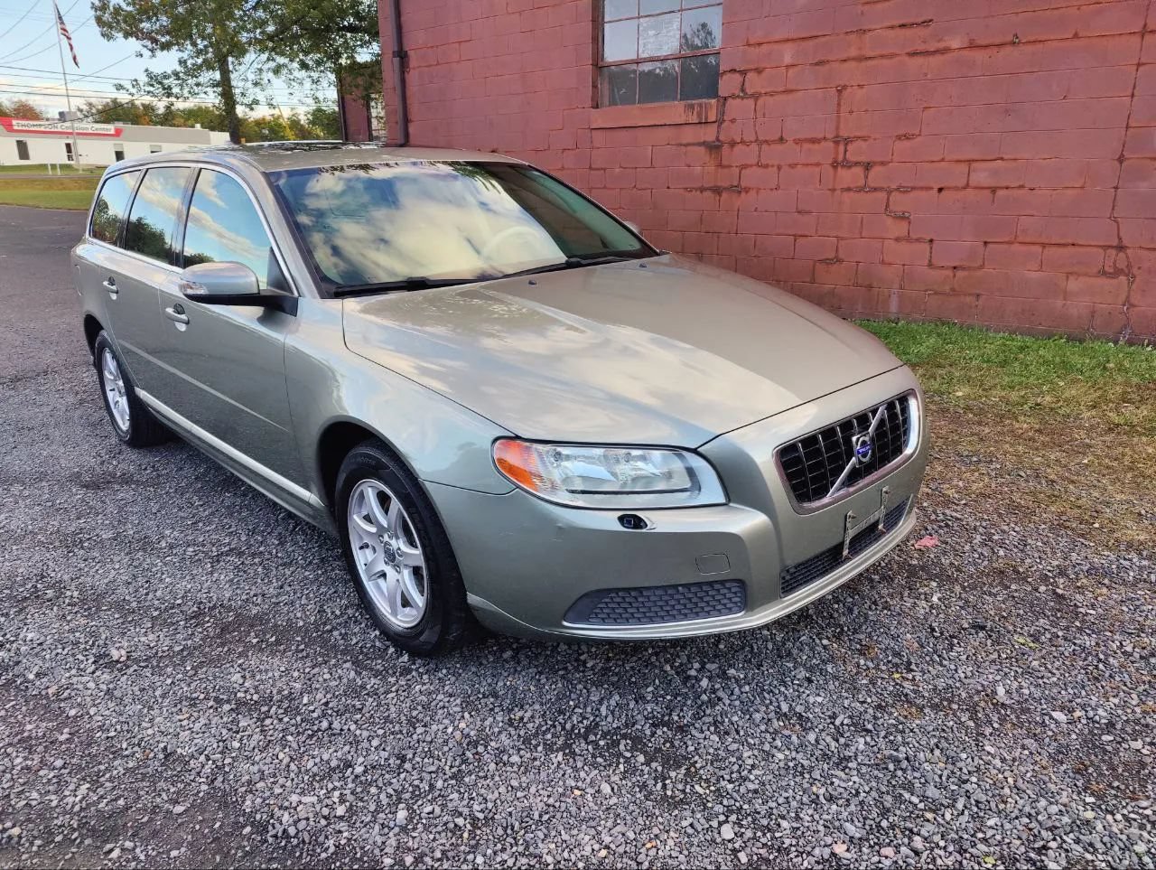 Used 2008 Volvo V70 FWD image 1