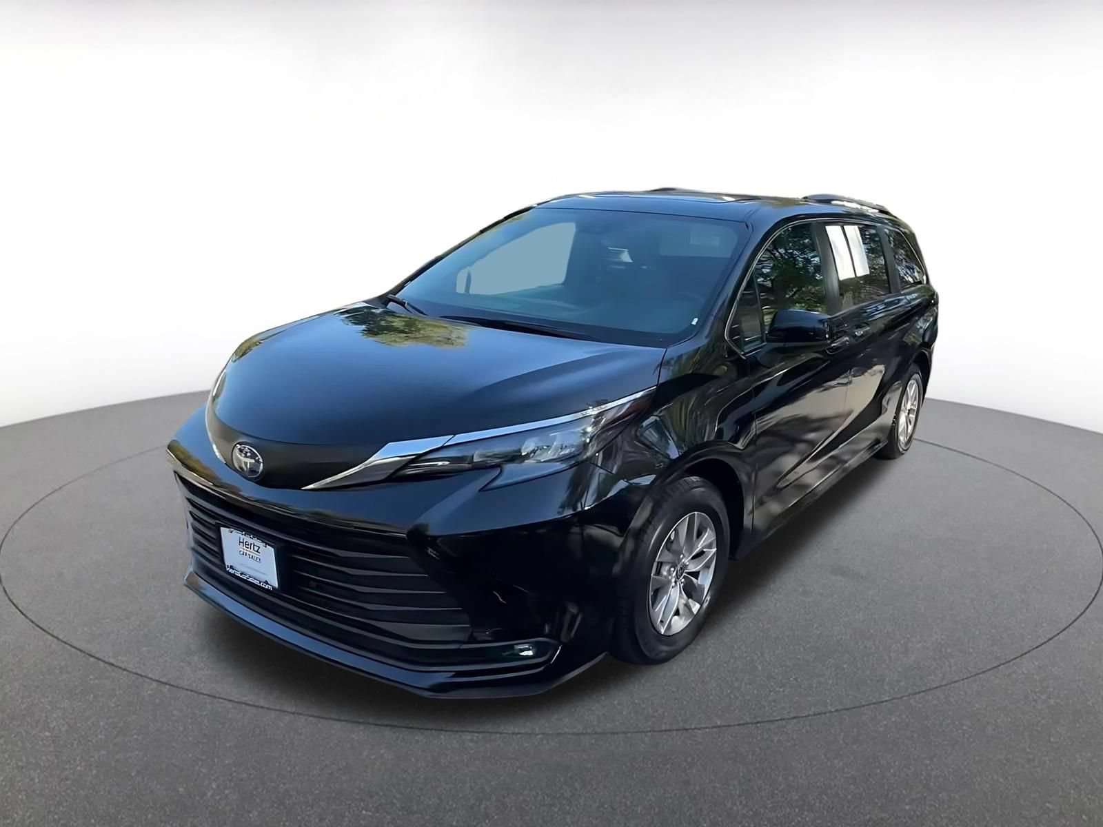 Used 2025 Toyota Sienna XLE FWD image 6