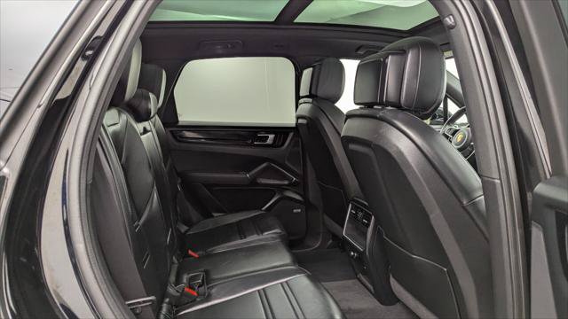 Used 2021 Porsche Cayenne w/ Premium Package AWD/4WD image 17