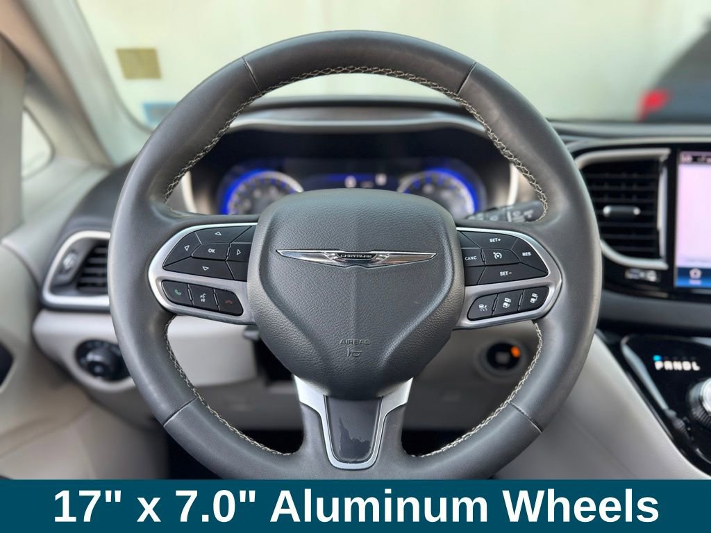 Used 2024 Chrysler Pacifica Touring-L image 8