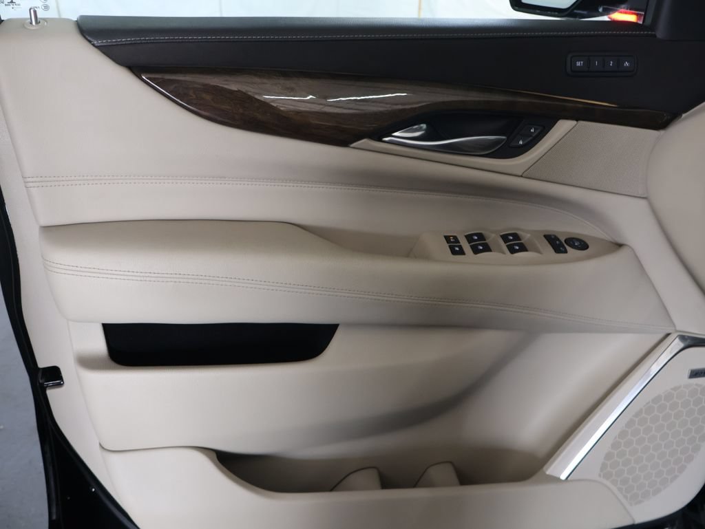 Used 2018 Cadillac Escalade ESV Luxury AWD/4WD image 19