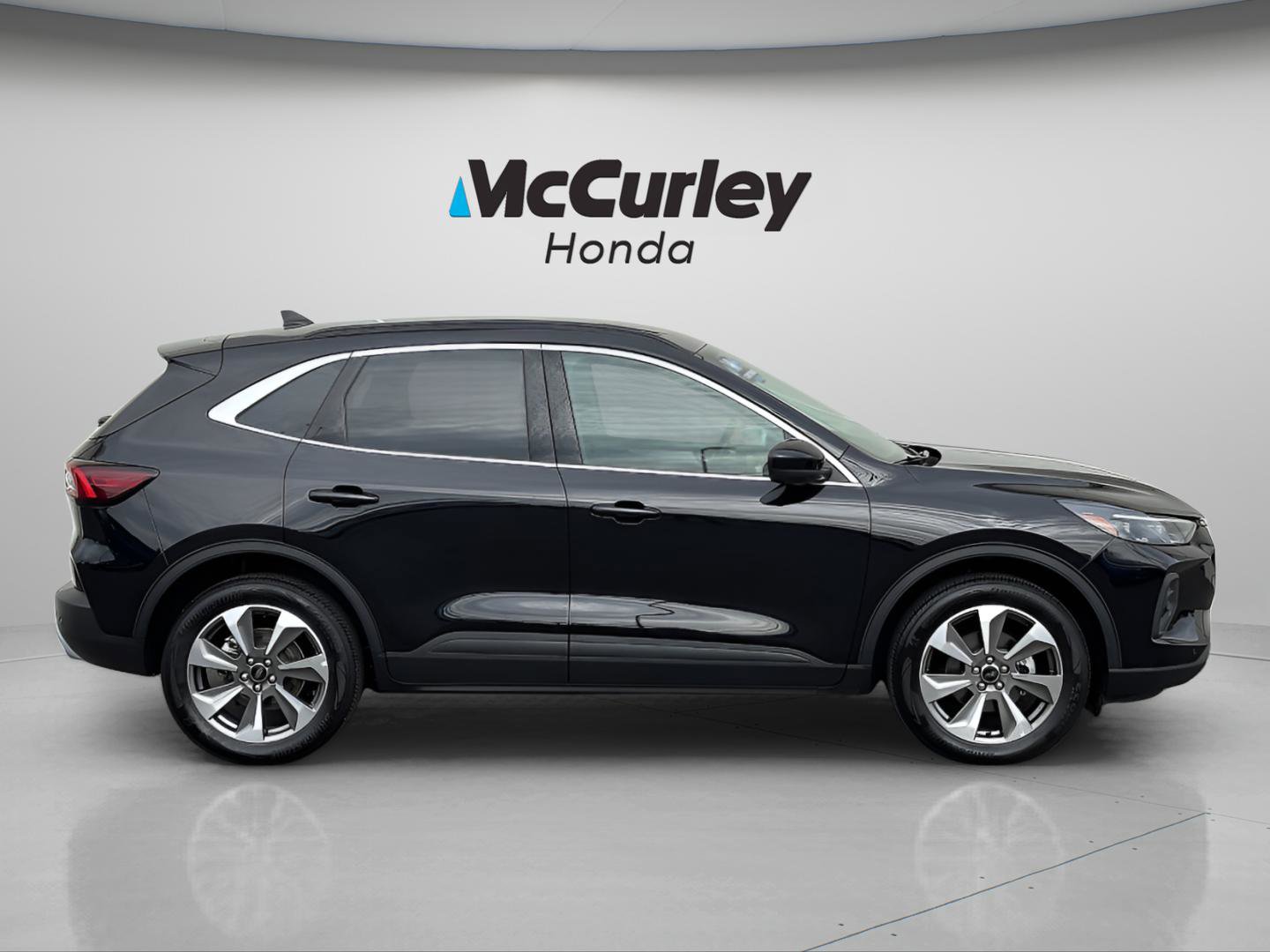 Used 2024 Ford Escape Platinum AWD/4WD image 2