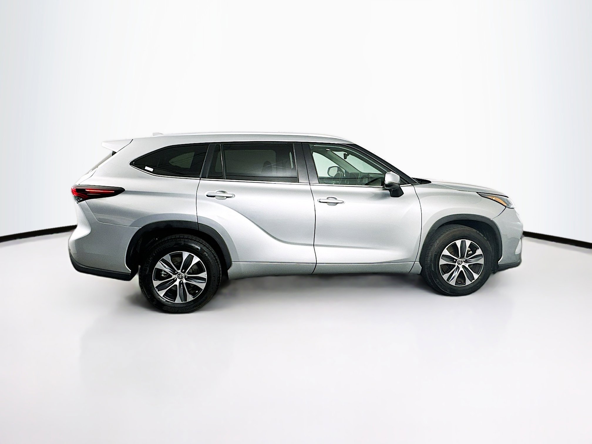 Used 2024 Toyota Highlander XLE FWD image 10