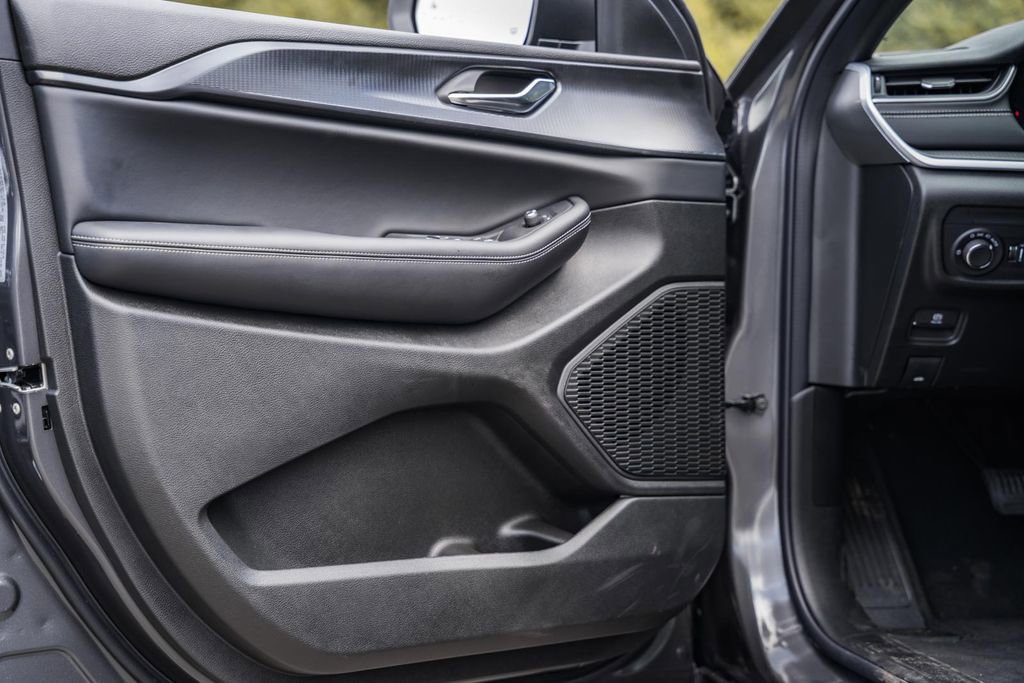 New 2025 Jeep Grand Cherokee Laredo X w/ Luxury Tech Group I image 35