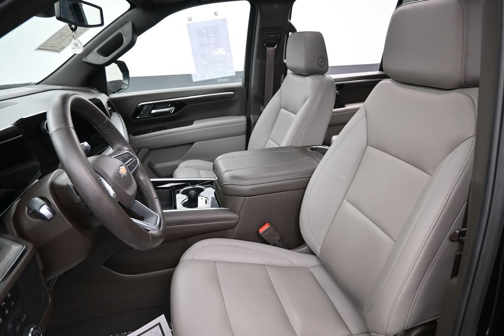 Used 2025 Chevrolet Suburban LT w/ Comfort Package AWD/4WD image 23