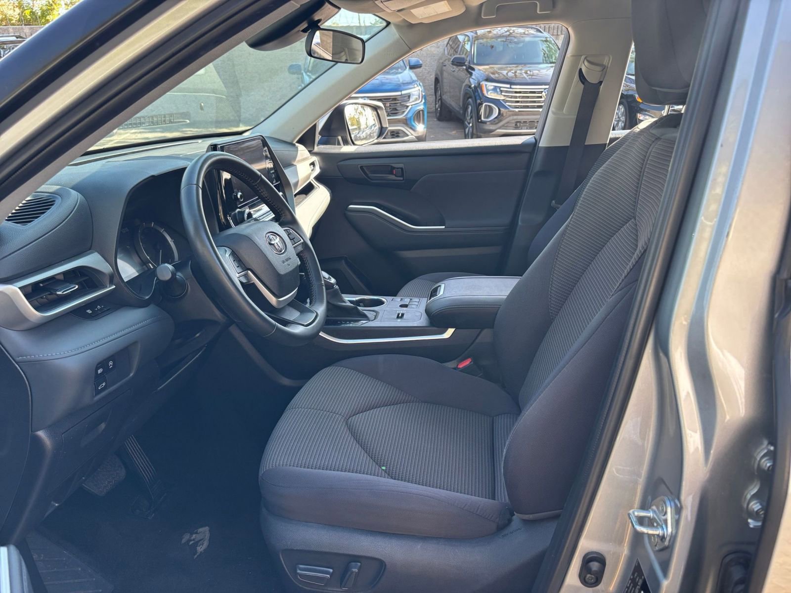 Used 2025 Toyota Highlander LE image 28