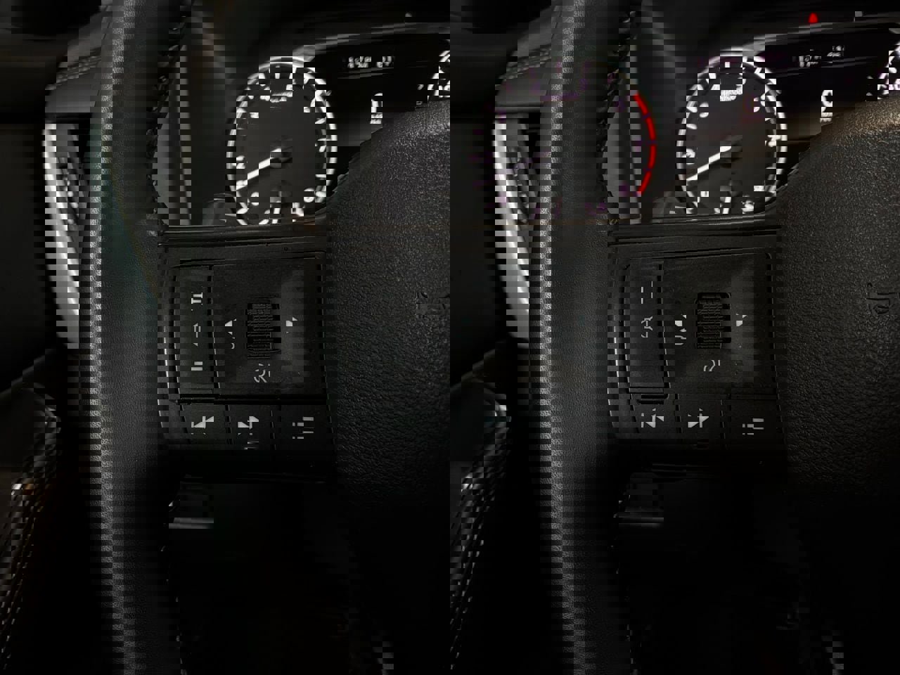 Used 2025 Nissan Rogue SV FWD image 33