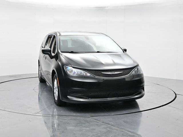 Used 2022 Chrysler Voyager LX image 4