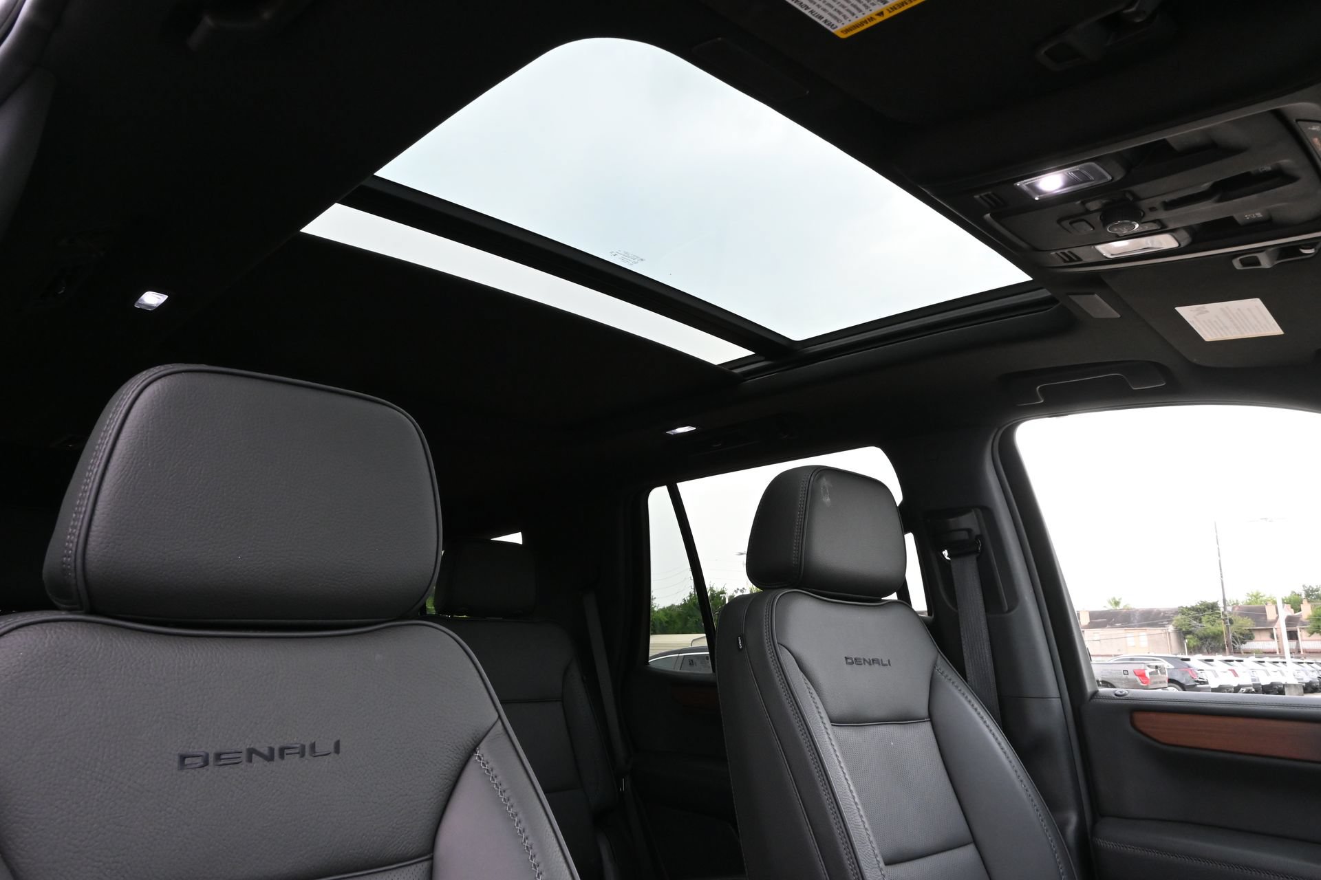 Used 2025 GMC Yukon Denali w/ Sun & Power Step Package RWD image 28