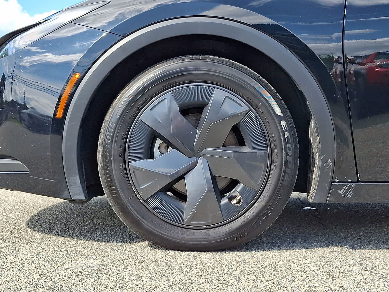 Certified 2025 Toyota Prius LE FWD image 10