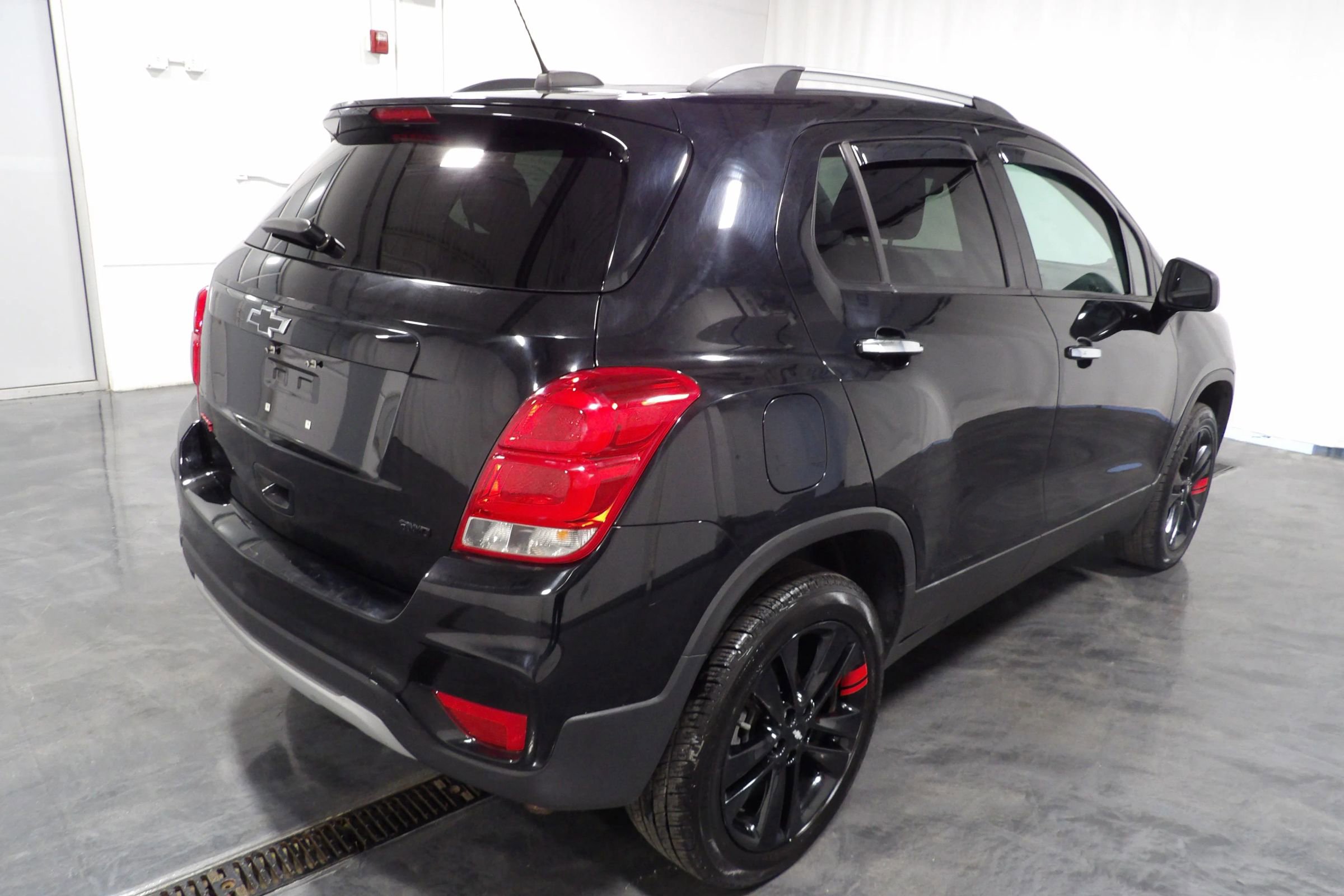 Used 2019 Chevrolet Trax LT w/ Sun & Sound Package AWD/4WD image 4