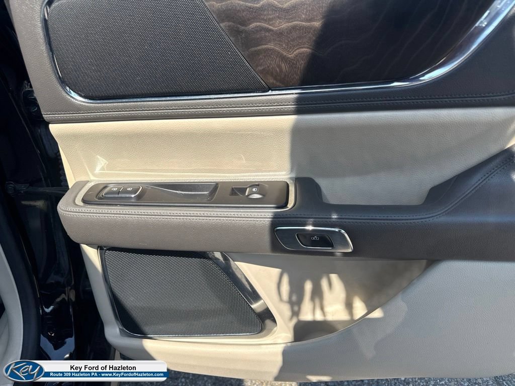 Used 2018 Lincoln Continental Premiere AWD/4WD image 38