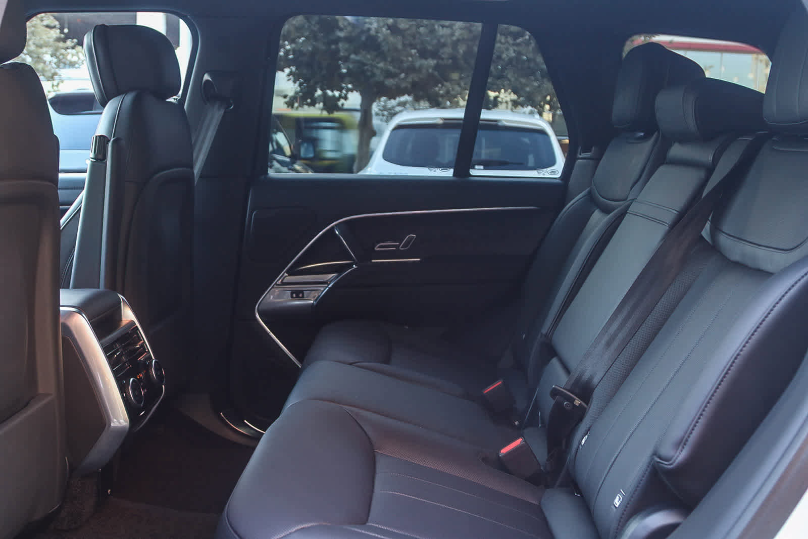 Used 2025 Land Rover Range Rover SE image 19