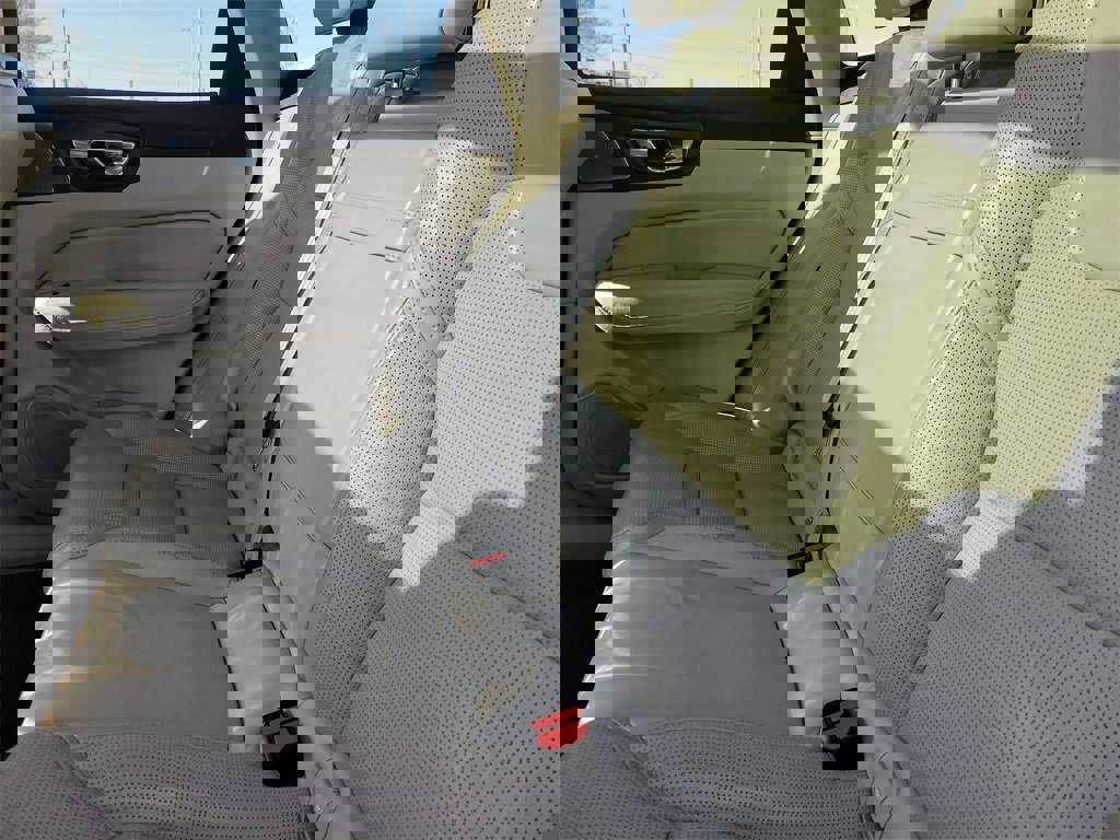 Used 2018 Volvo XC60 T6 Inscription w/ Luxury Seat Package image 12