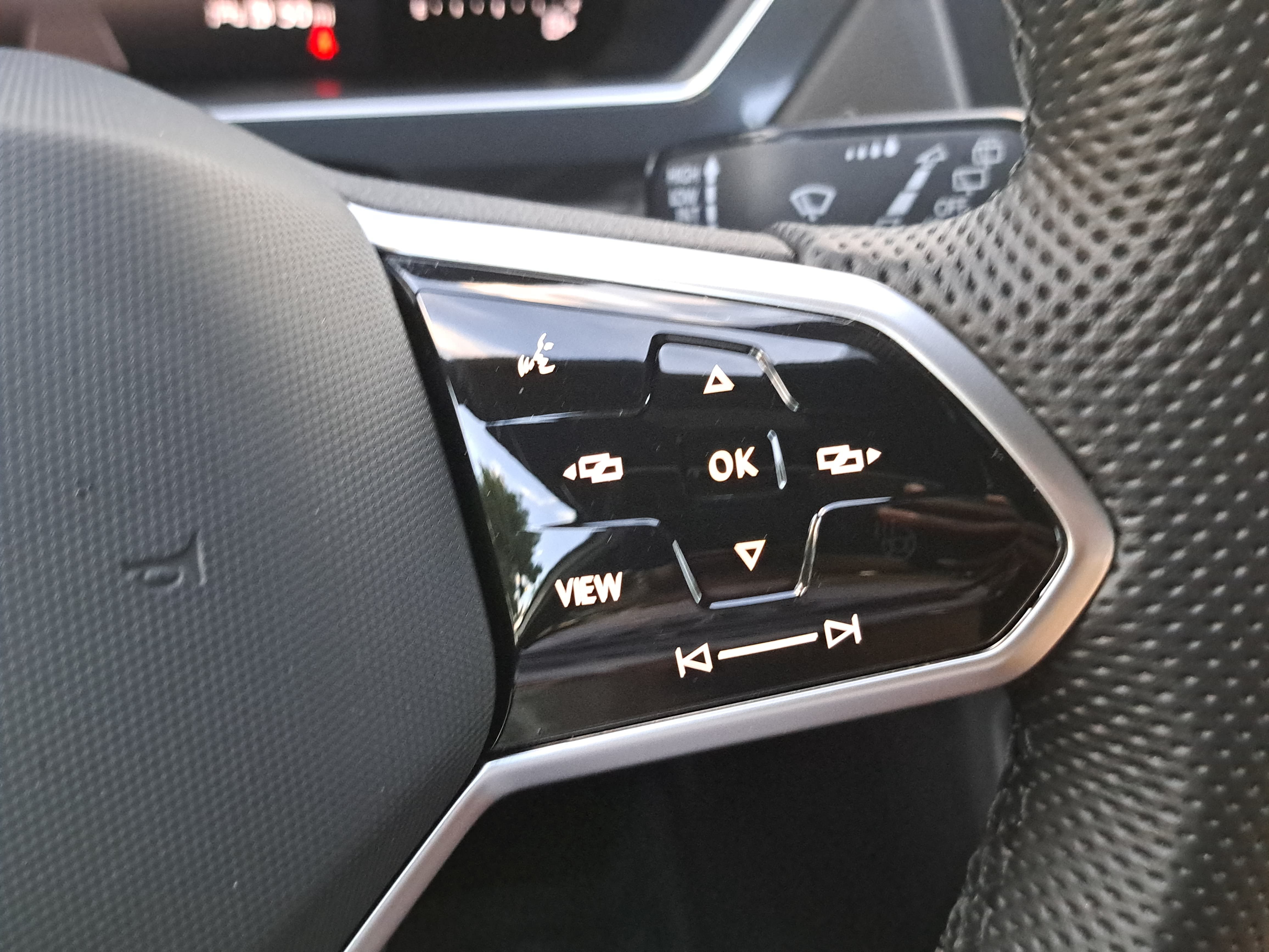 Certified 2022 Volkswagen Tiguan SE R-Line AWD/4WD image 19