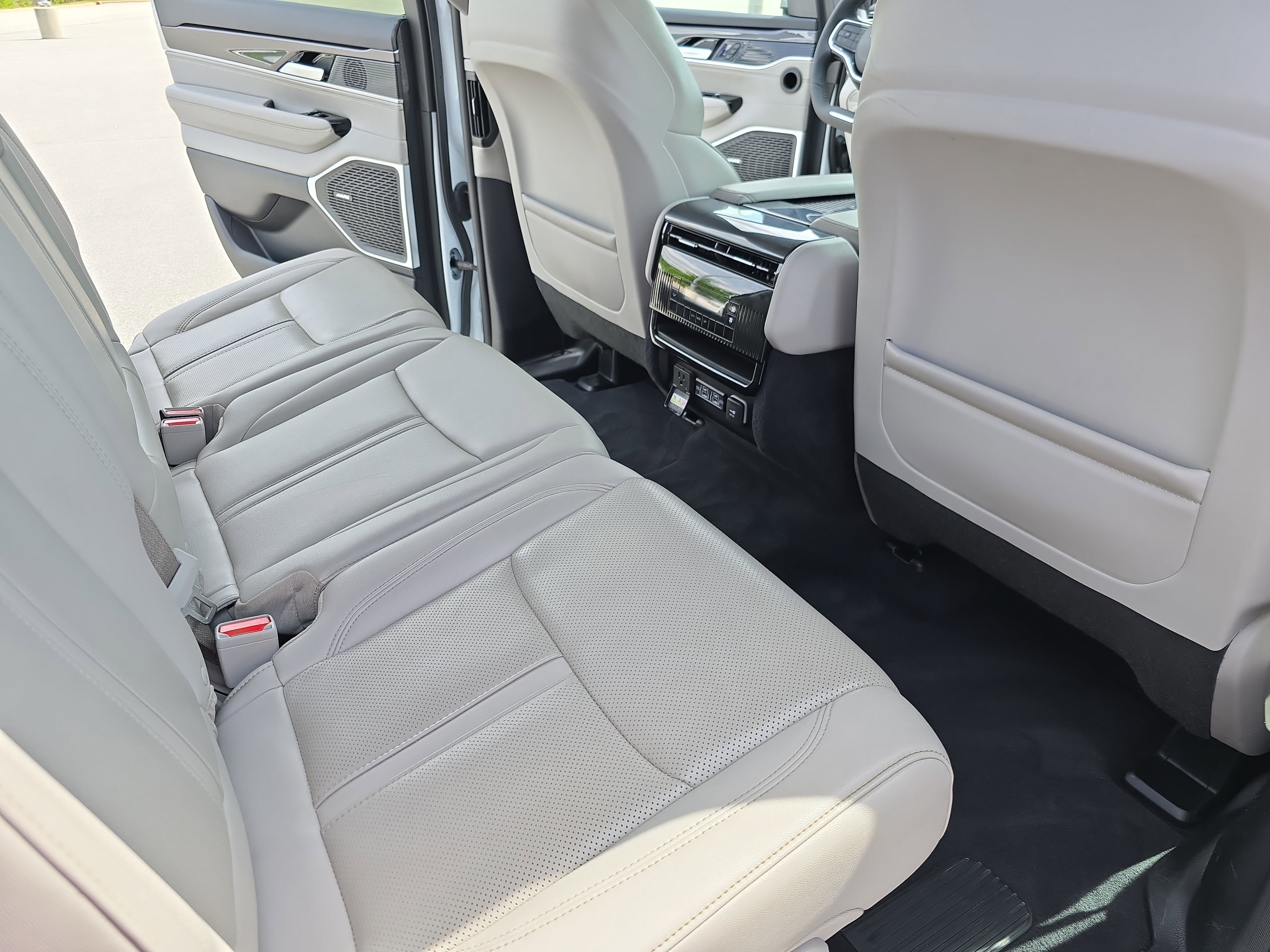 Used 2024 Jeep Wagoneer L 4WD image 11