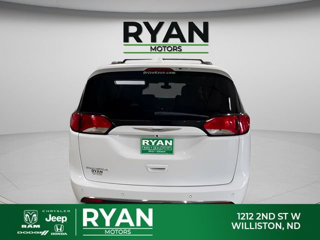 Used 2018 Chrysler Pacifica Touring-L FWD image 3