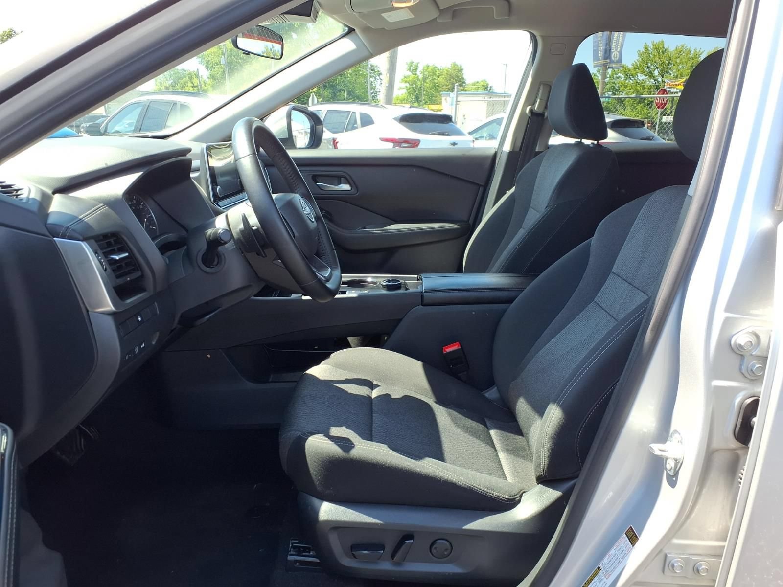 Used 2025 Nissan Rogue SV AWD/4WD image 9