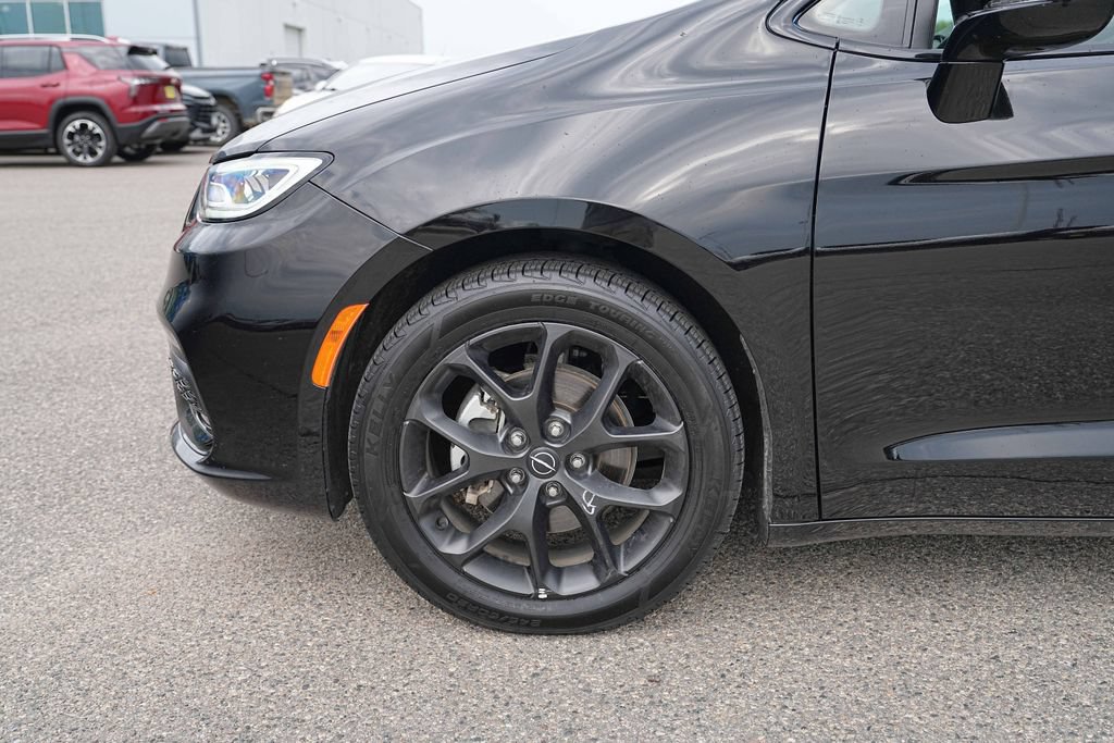 Used 2025 Chrysler Pacifica Limited FWD image 11