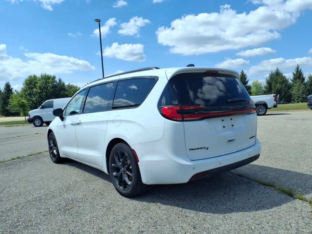 Used 2025 Chrysler Pacifica Limited FWD image 5