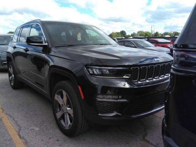 Used 2025 Jeep Grand Cherokee Limited RWD image 2