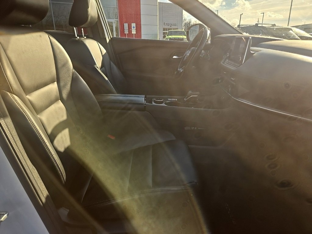Used 2023 Nissan Rogue SV w/ SV Premium Package image 27