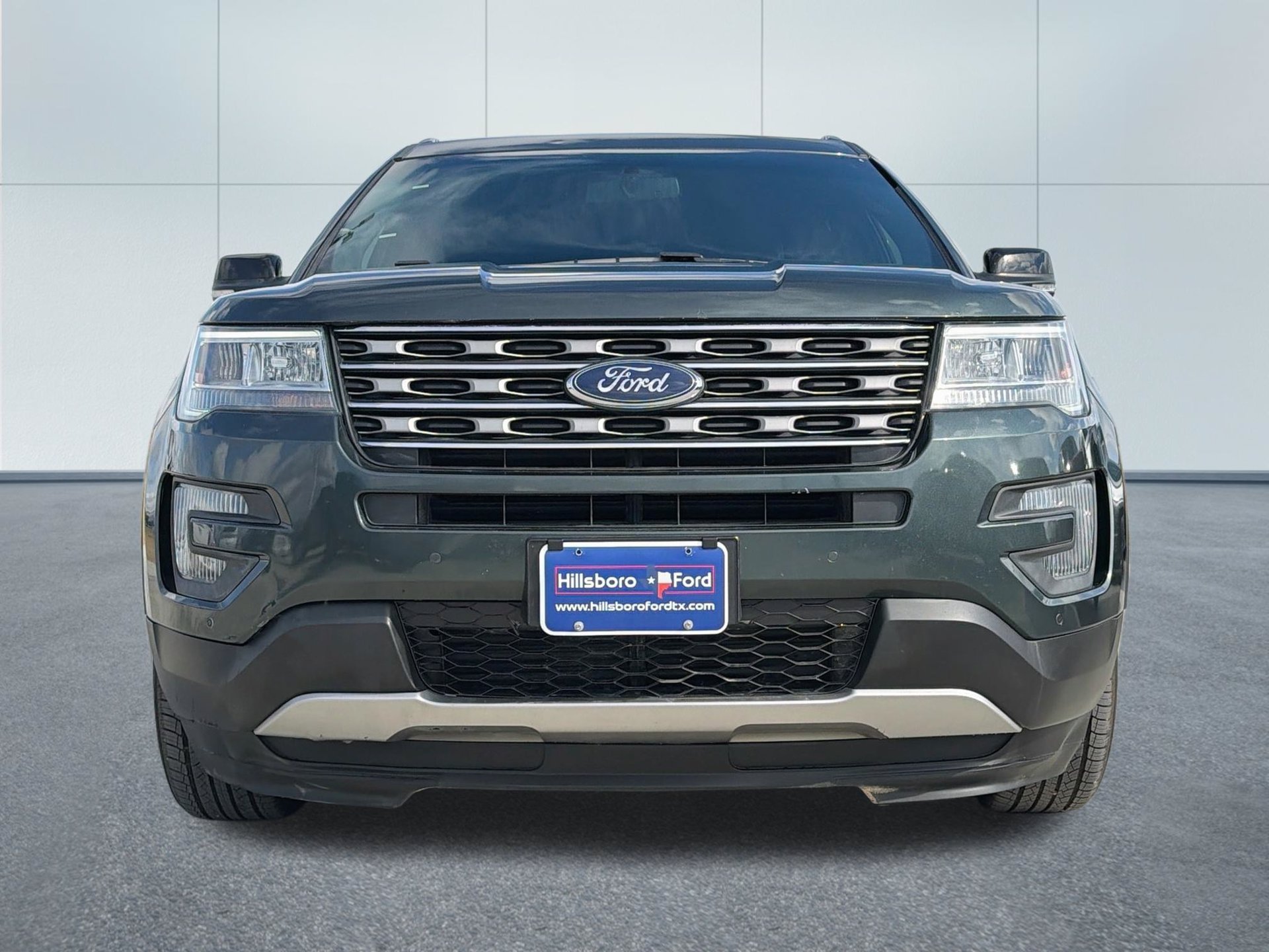 Used 2016 Ford Explorer XLT w/ Equipment Group 202A FWD image 2